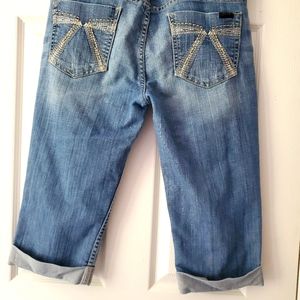 Seven7 Womens Capri jeans size 31 distressed